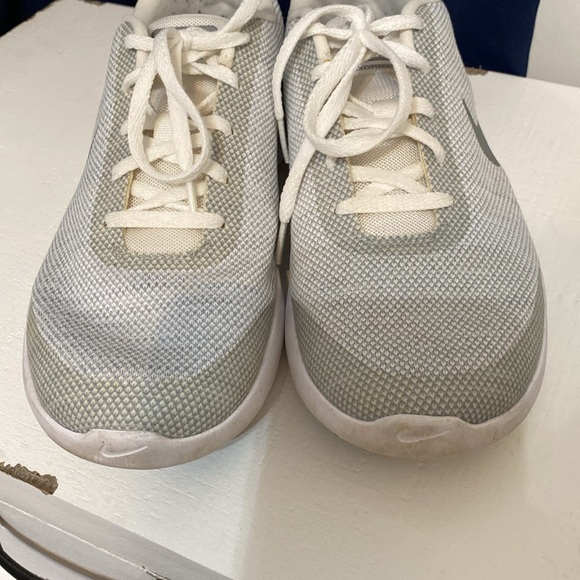 Nike  Flex shoes size 9 white on white and silver good condition women’s - Picture 4 of 8